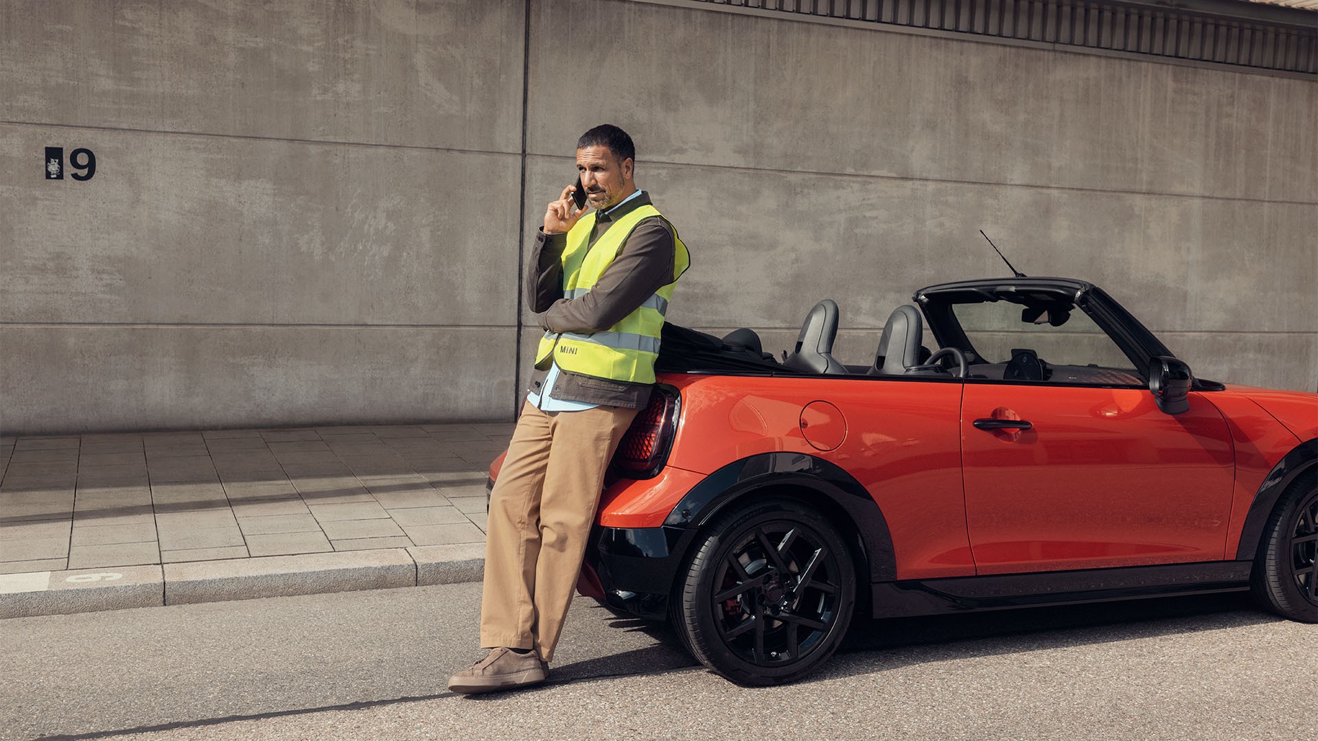 Yol yardımını bekleyen adam.